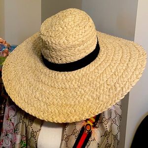 Roxy hat never worn, I love it so much but get no sun where I moved 😂